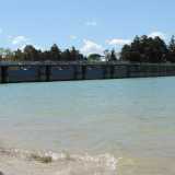Arriviamo infine davanti al lago. Si estende per 8 km quadrati ed � segnato dall�invaso alto 38 metri...